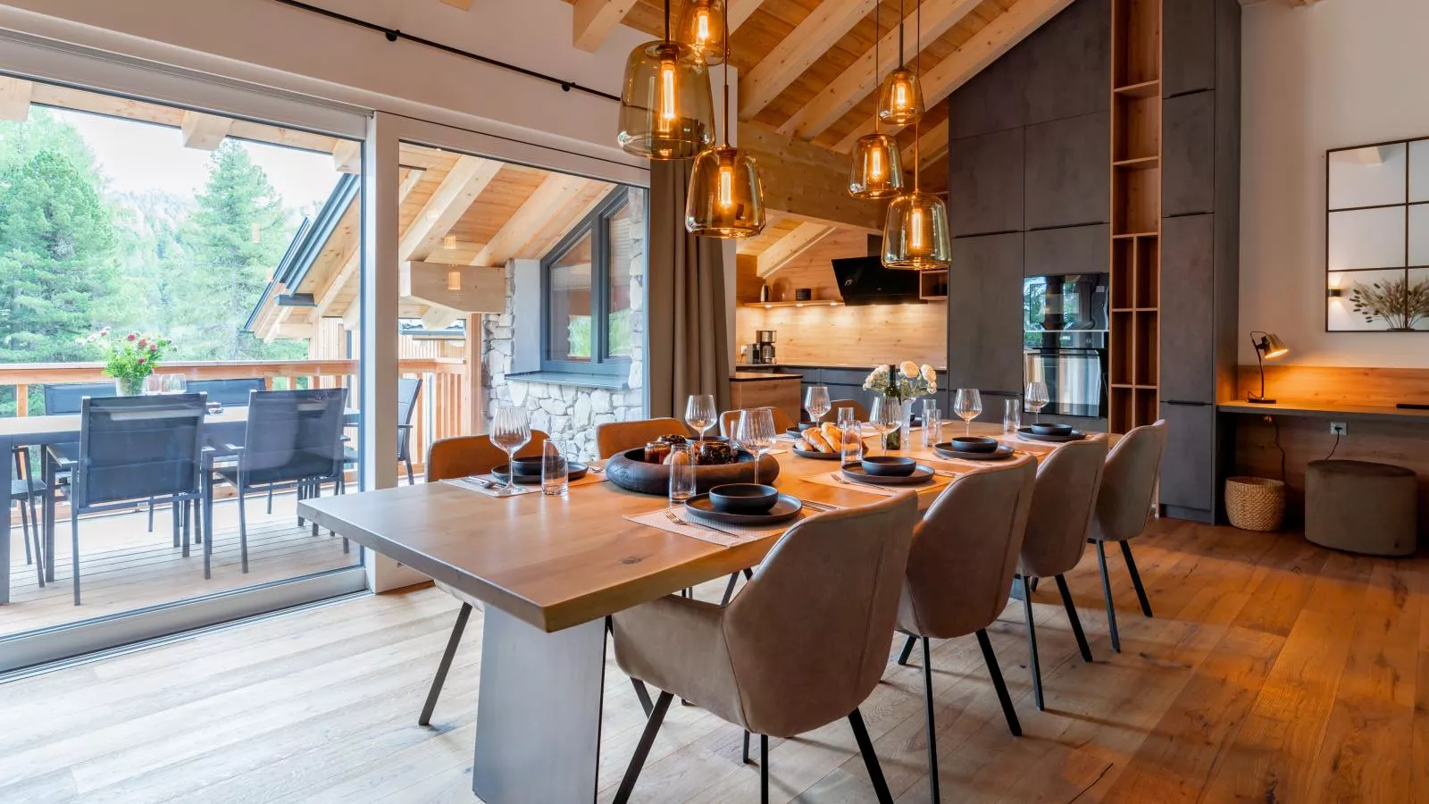 Silas Mountain Chalet-Dining room