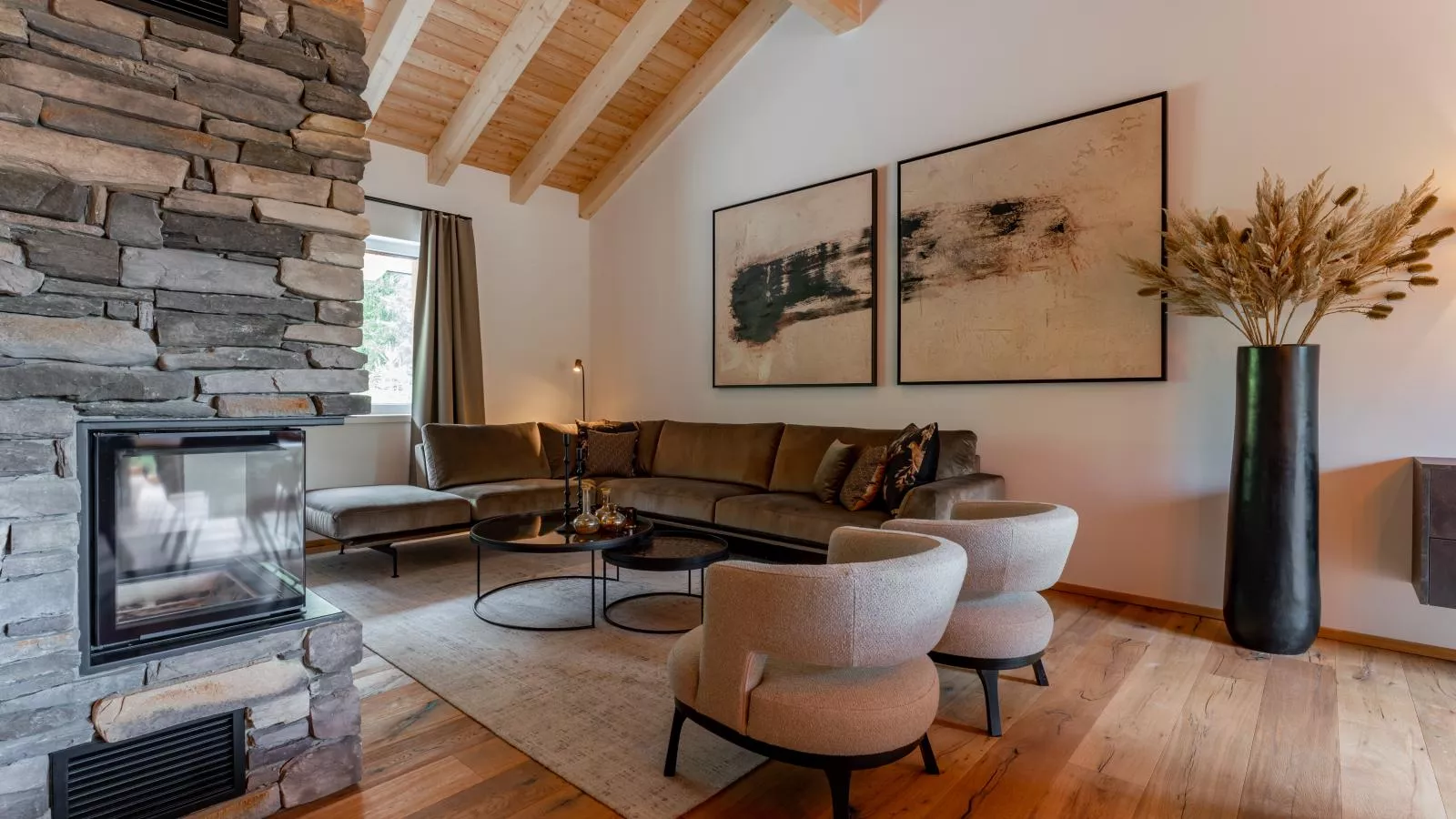 Silas Mountain Chalet-Living room