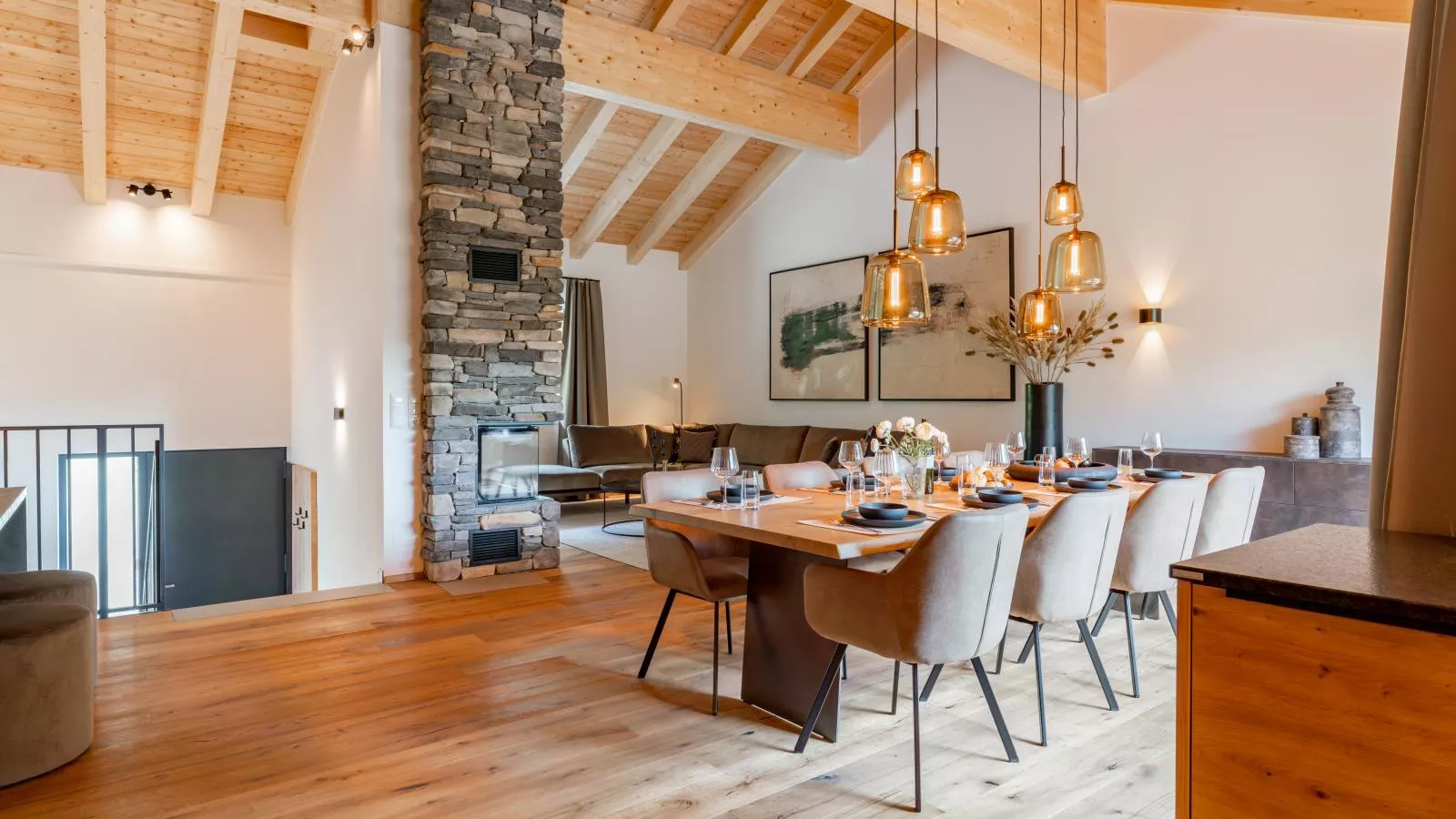 Silas Mountain Chalet-Dining room