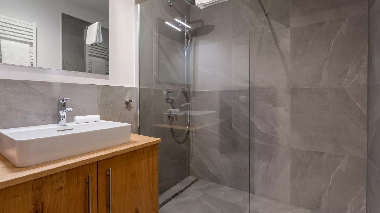 Silas Mountain Chalet-Bathroom