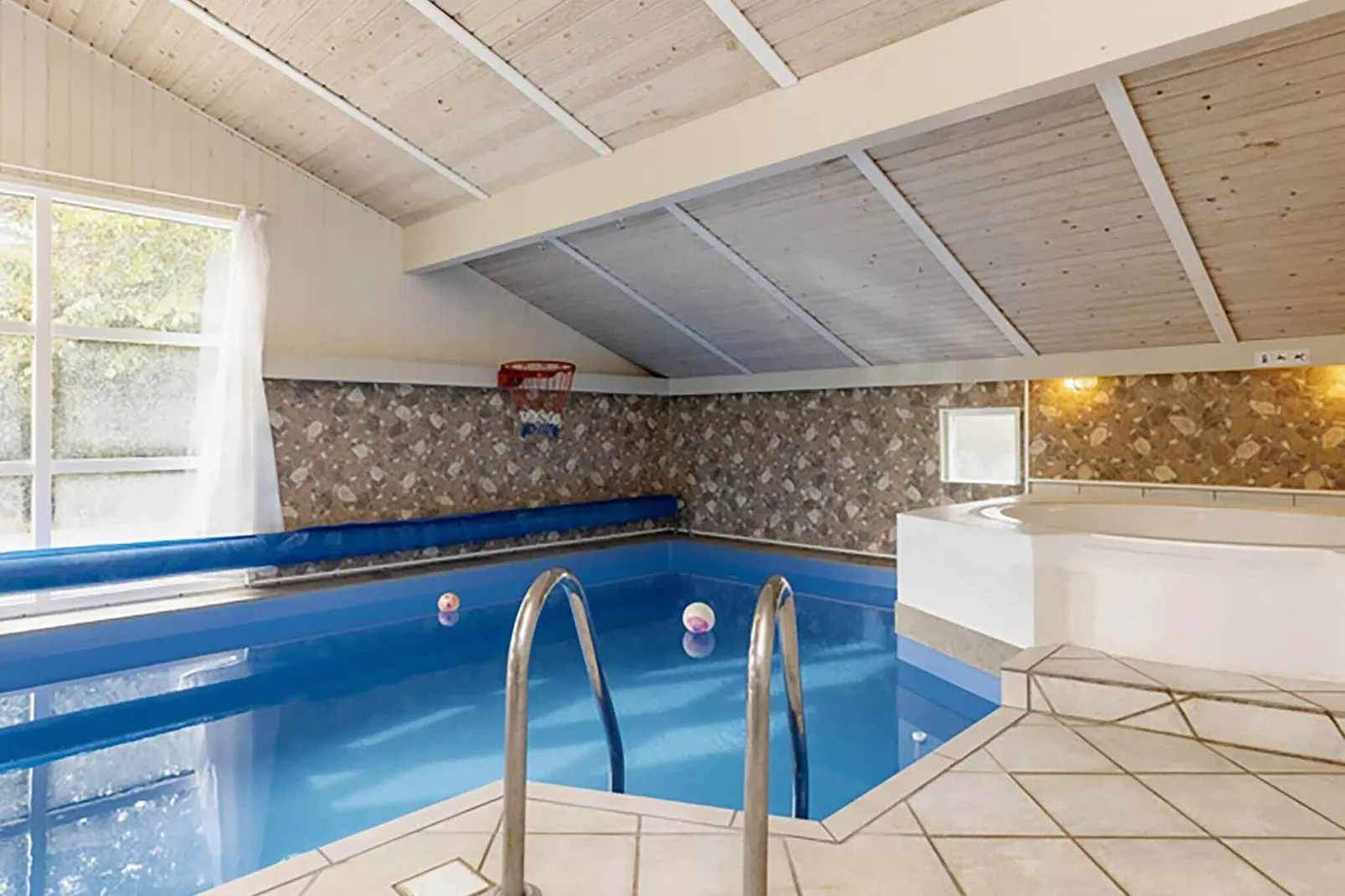 10 person holiday home in Humble-Pool