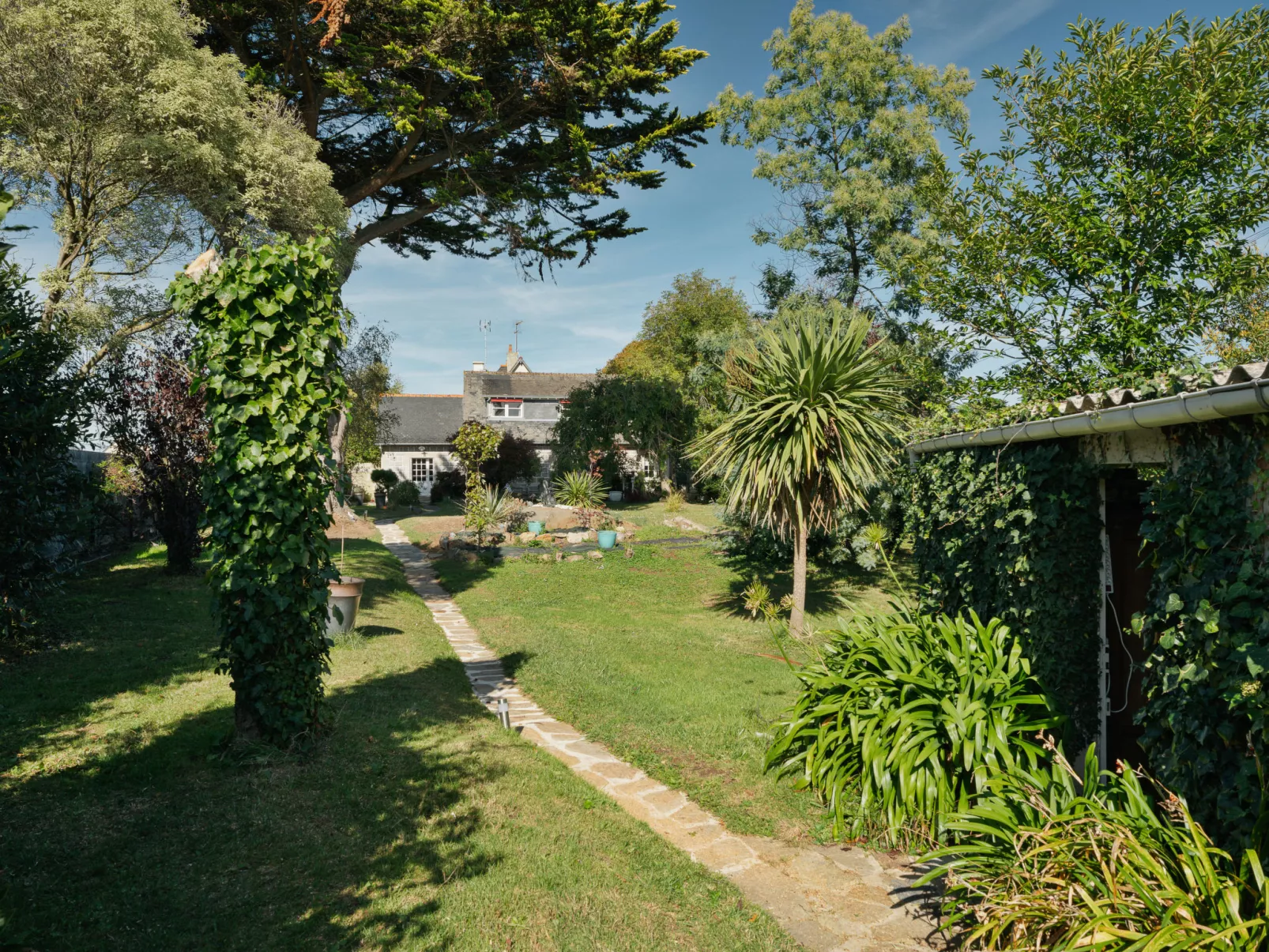 La Roche Blanche-Outside