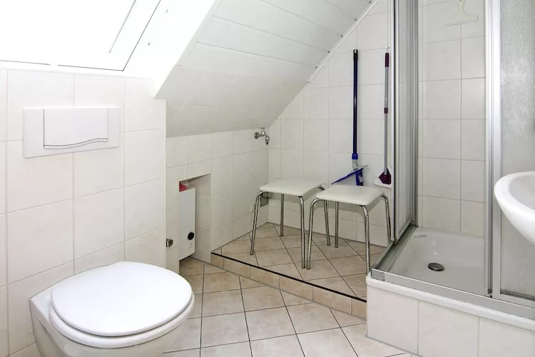 Ferienwohnung Jeske Altenkirchen-2 Etage max 2 Erw u 2 Kinder-Salle de bain