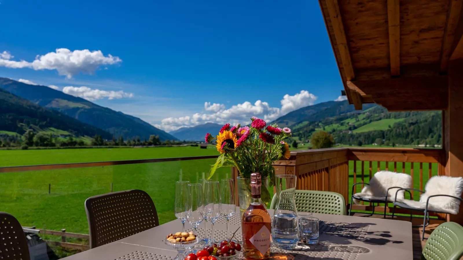 Chalet Aquila-Terrace balcony