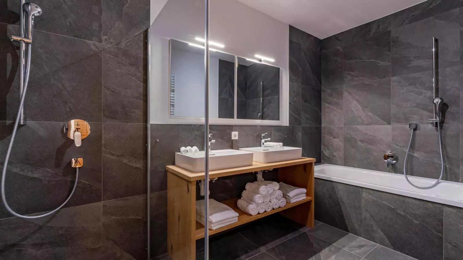 Atemlos Mountain Chalet-Bathroom