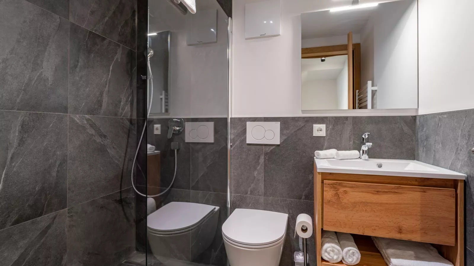 Atemlos Mountain Chalet-Bathroom