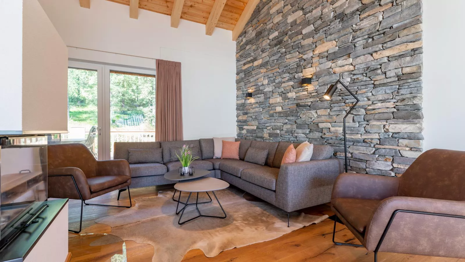 Atemlos Mountain Chalet-Living room