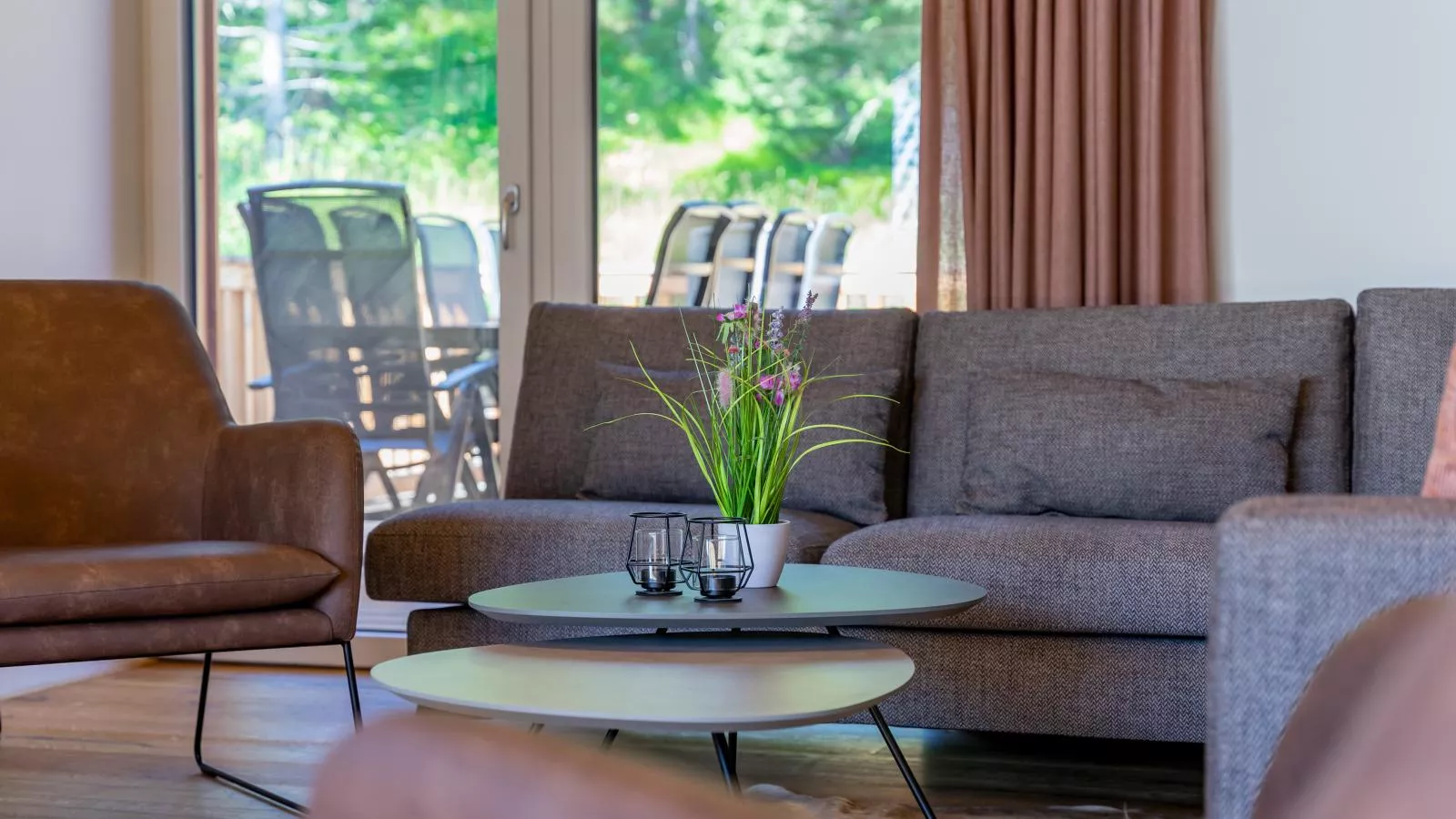 Atemlos Mountain Chalet-Living room