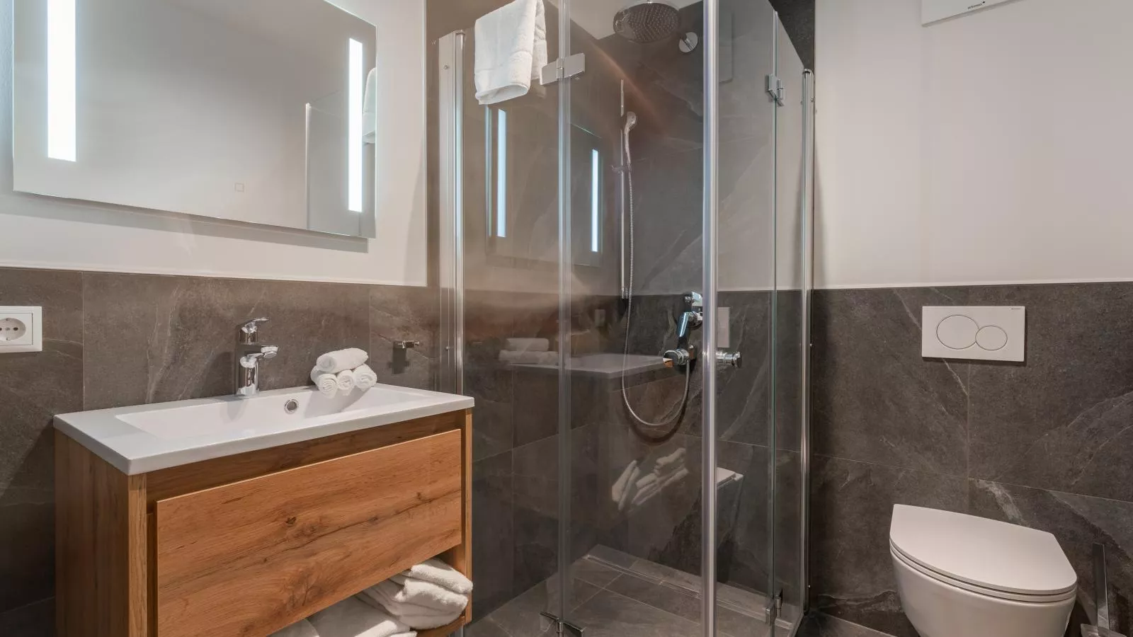 Alpinchique 3 Mountain Chalet-Bathroom
