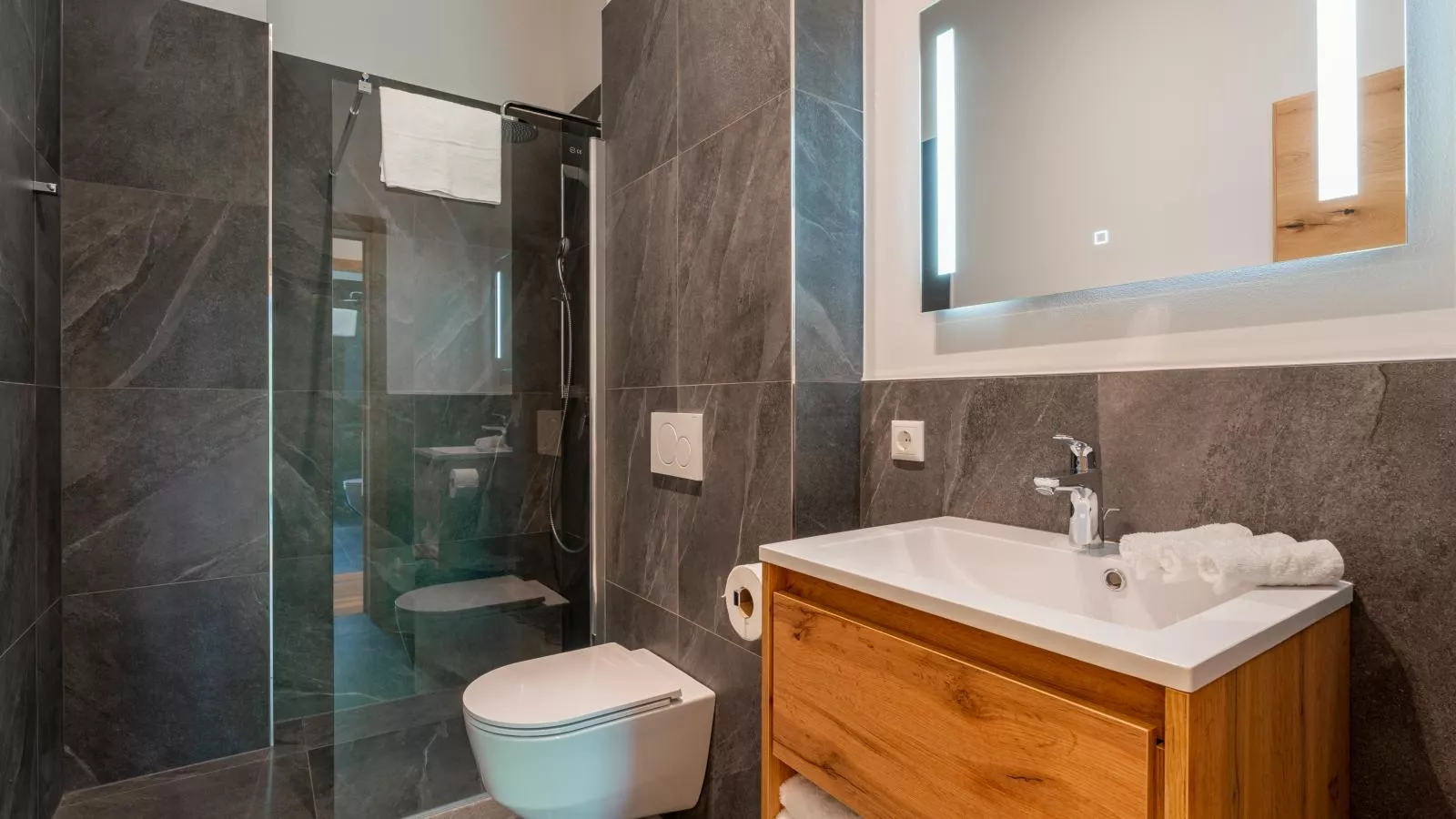 Alpinchique 3 Mountain Chalet-Bathroom