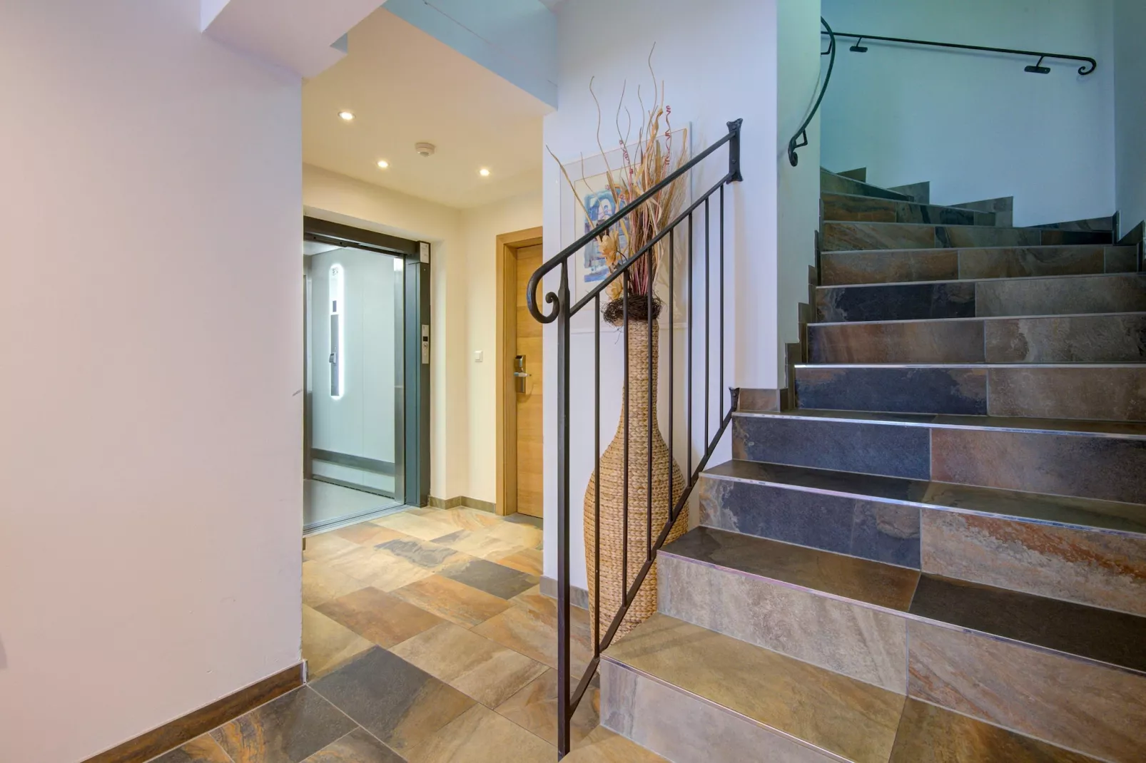 Brunner Apartment Top 4-Landing