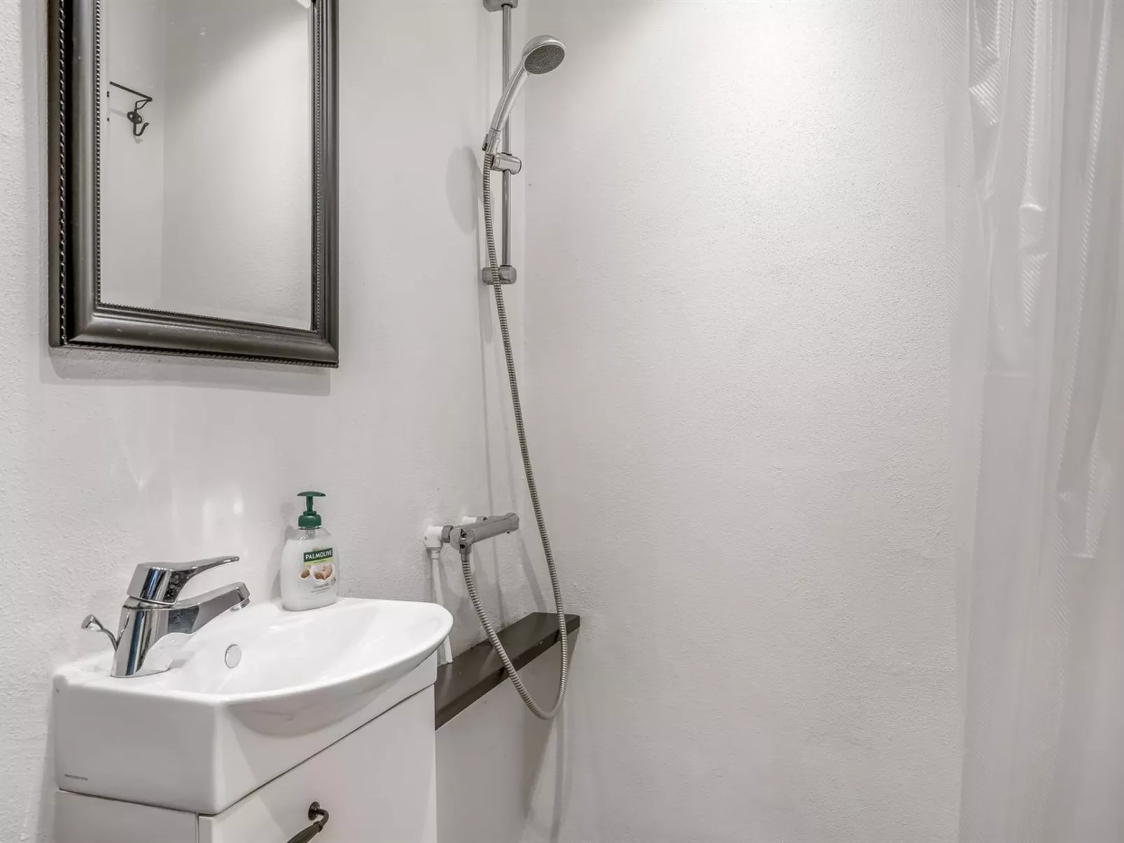 "Iwa" - 15m from the sea-Inside