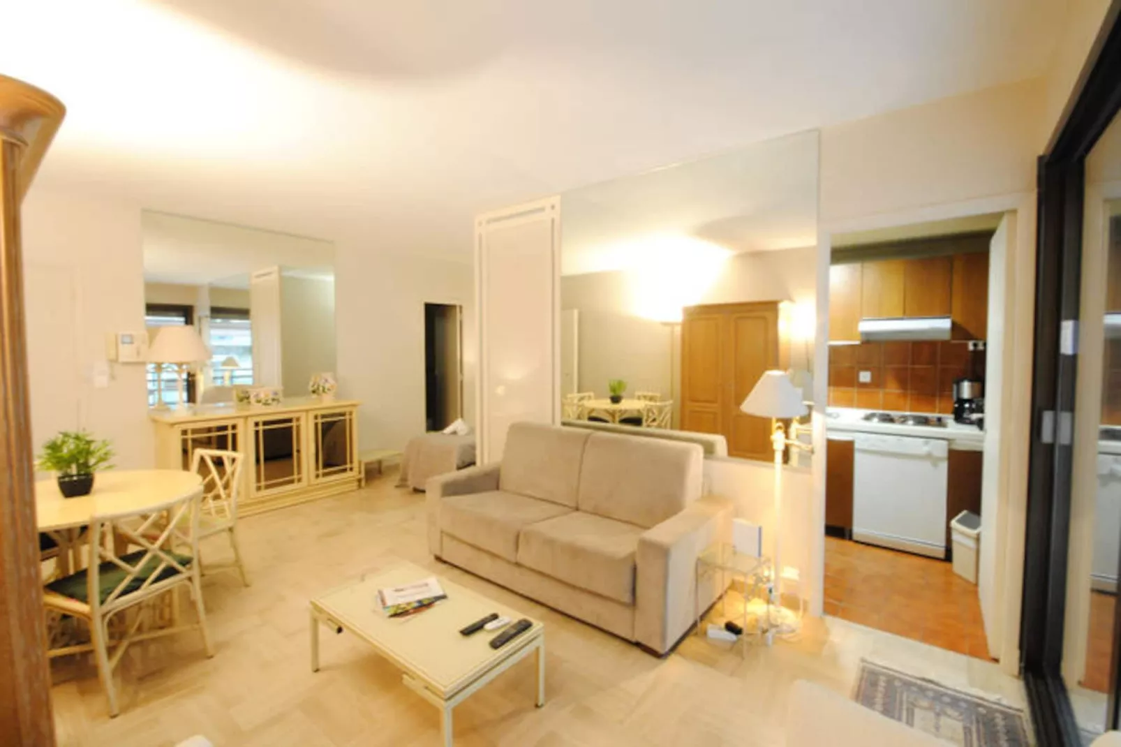 Studio à Cannes-Untagged