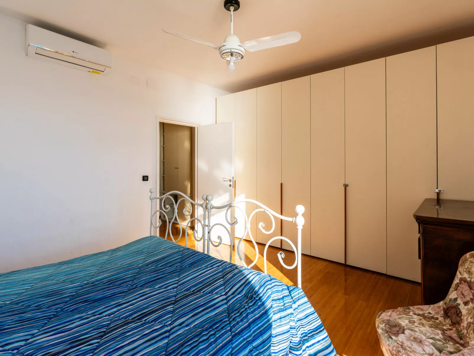 Capo Pino tra le Onde-Drinnen