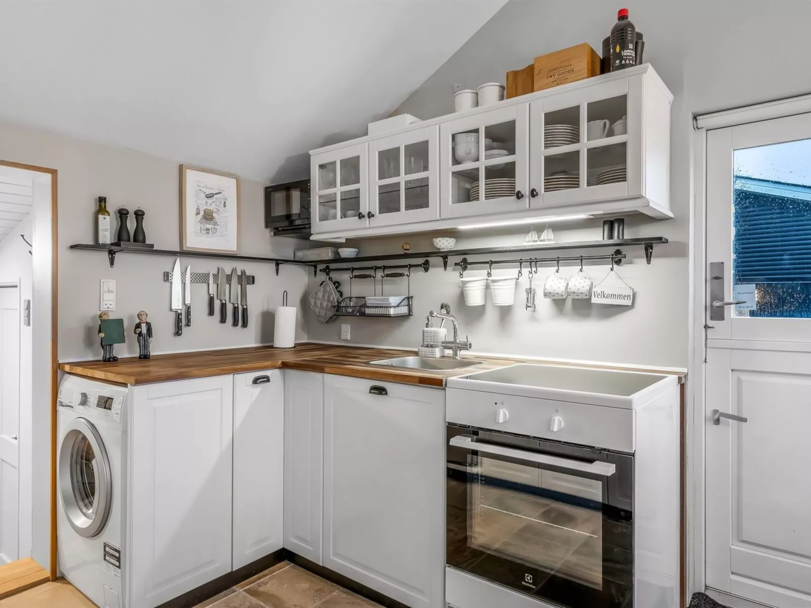 "Iwa" - 15m from the sea-Inside