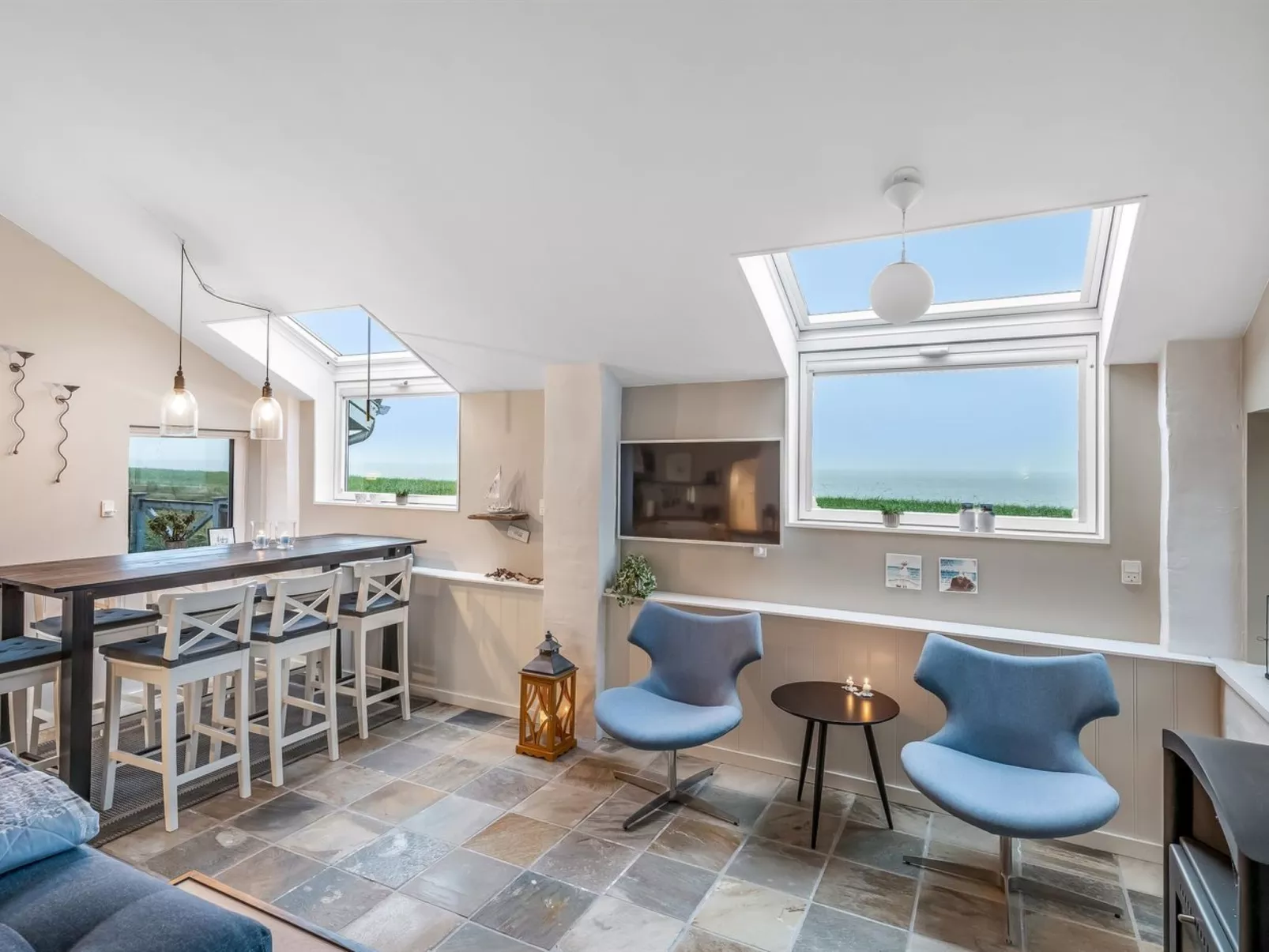 "Iwa" - 15m from the sea-Inside