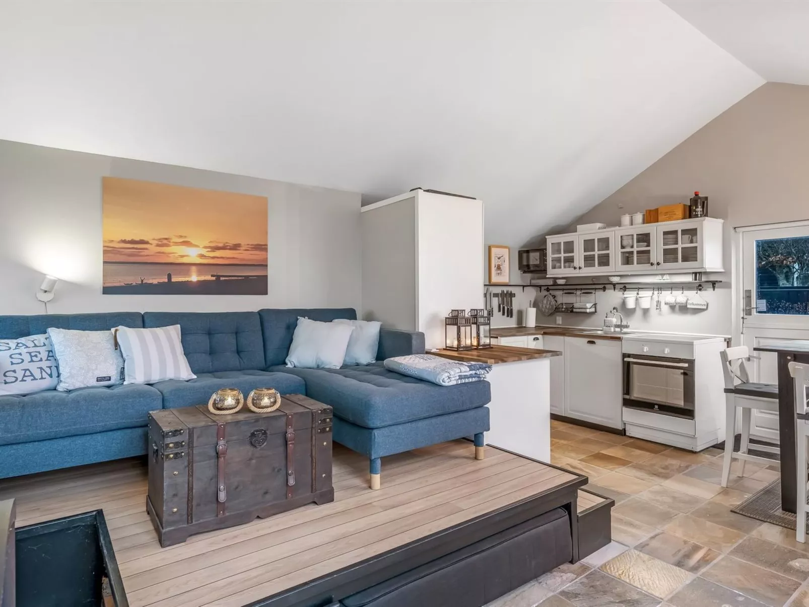 "Iwa" - 15m from the sea-Inside