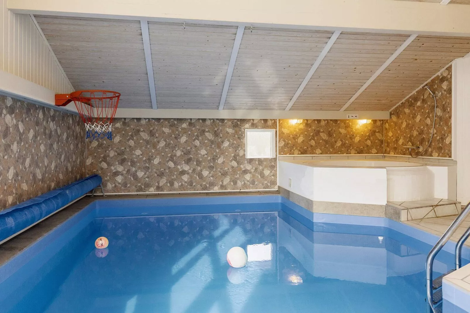 10 person holiday home in Humble-Pool