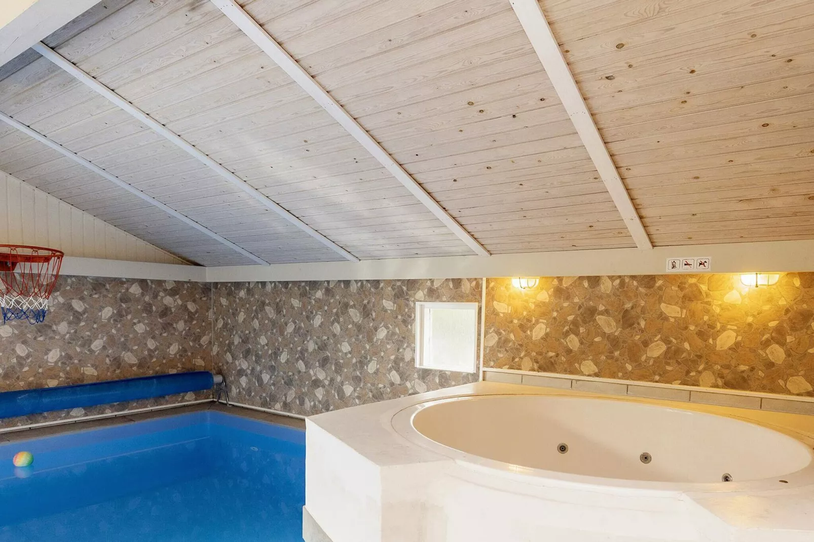 10 person holiday home in Humble-Pool