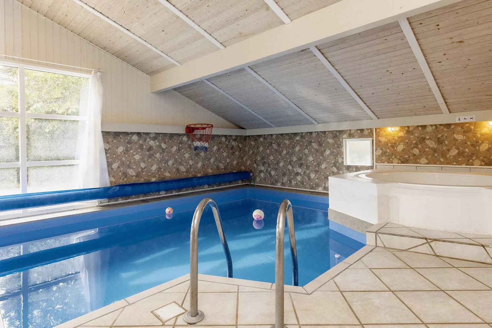 10 person holiday home in Humble-Pool