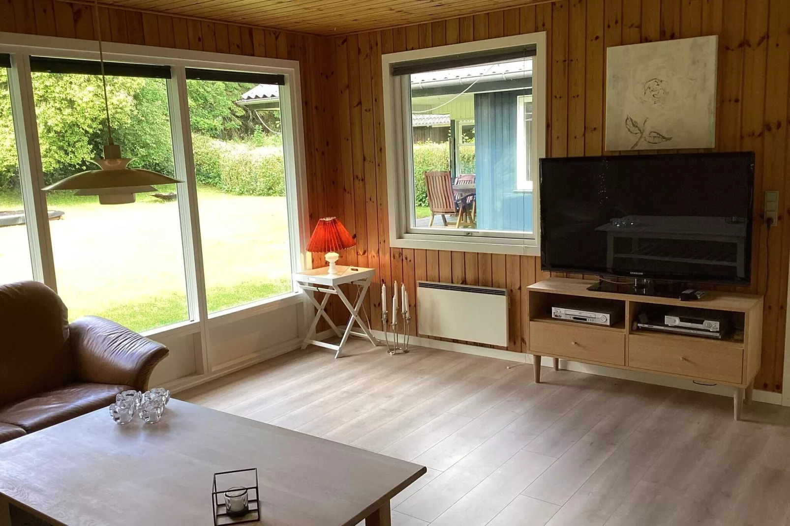 Spacious Lakeside Retreat-Indoor