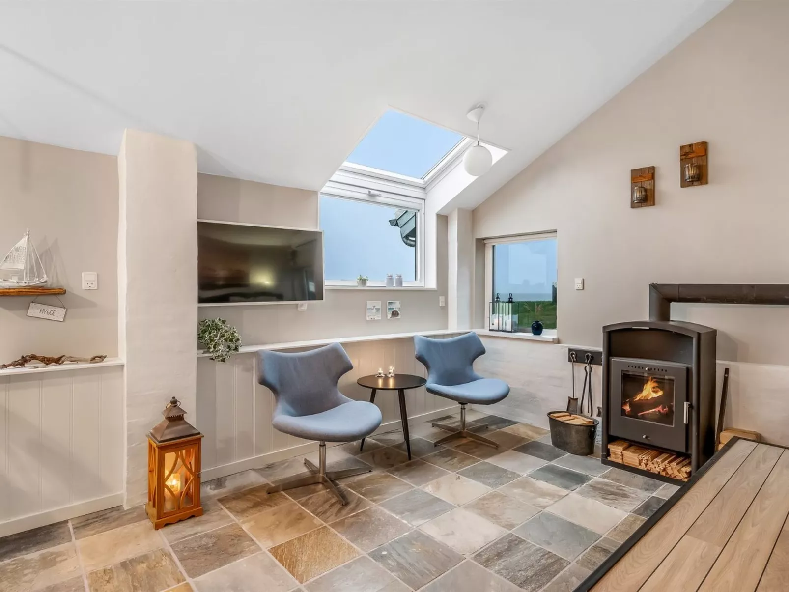 "Iwa" - 15m from the sea-Inside