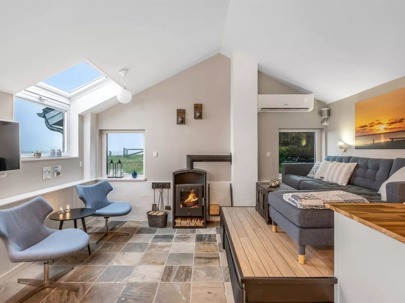 "Iwa" - 15m from the sea-Inside