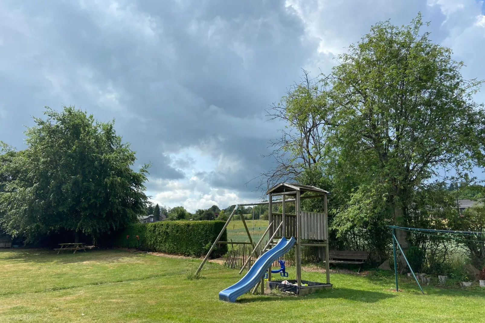 Très belle habitation à Lierneux pour 5 adultes-Jardin d'été