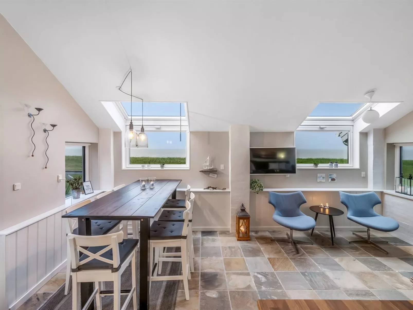 "Iwa" - 15m from the sea-Inside