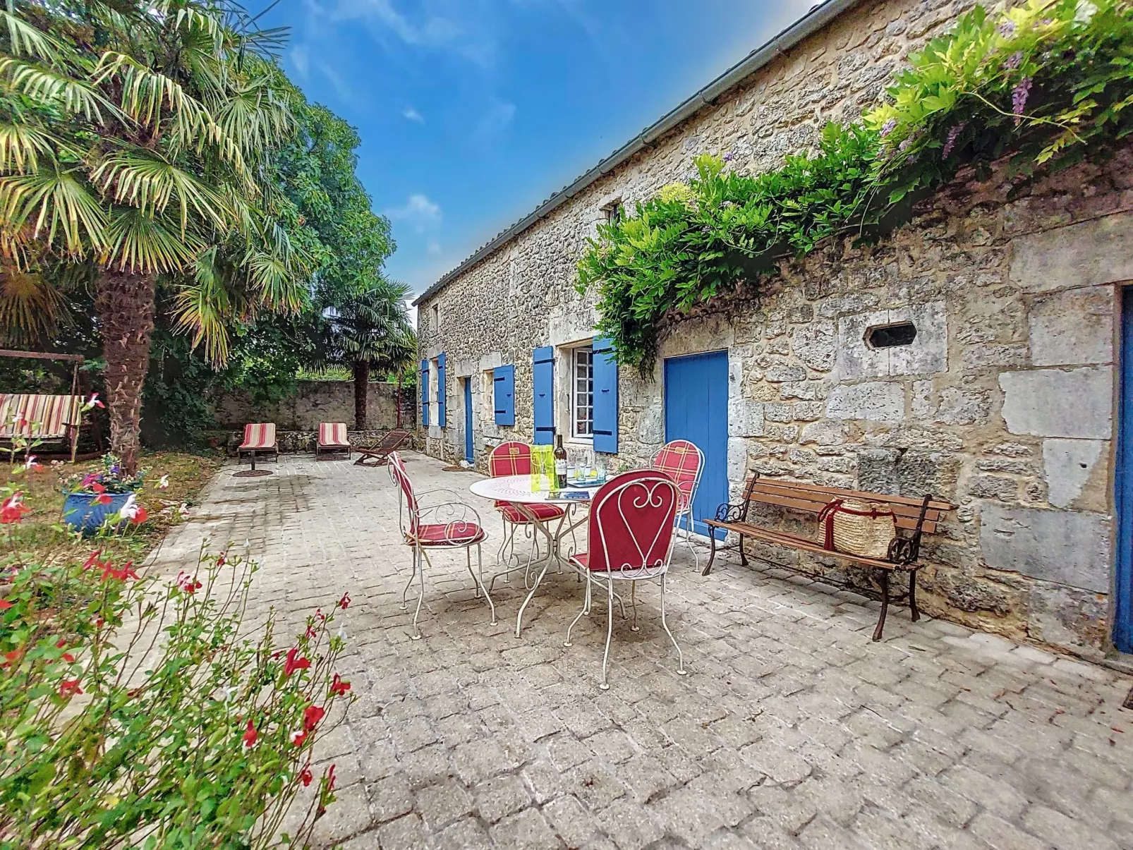 Les Vidalières-Outside