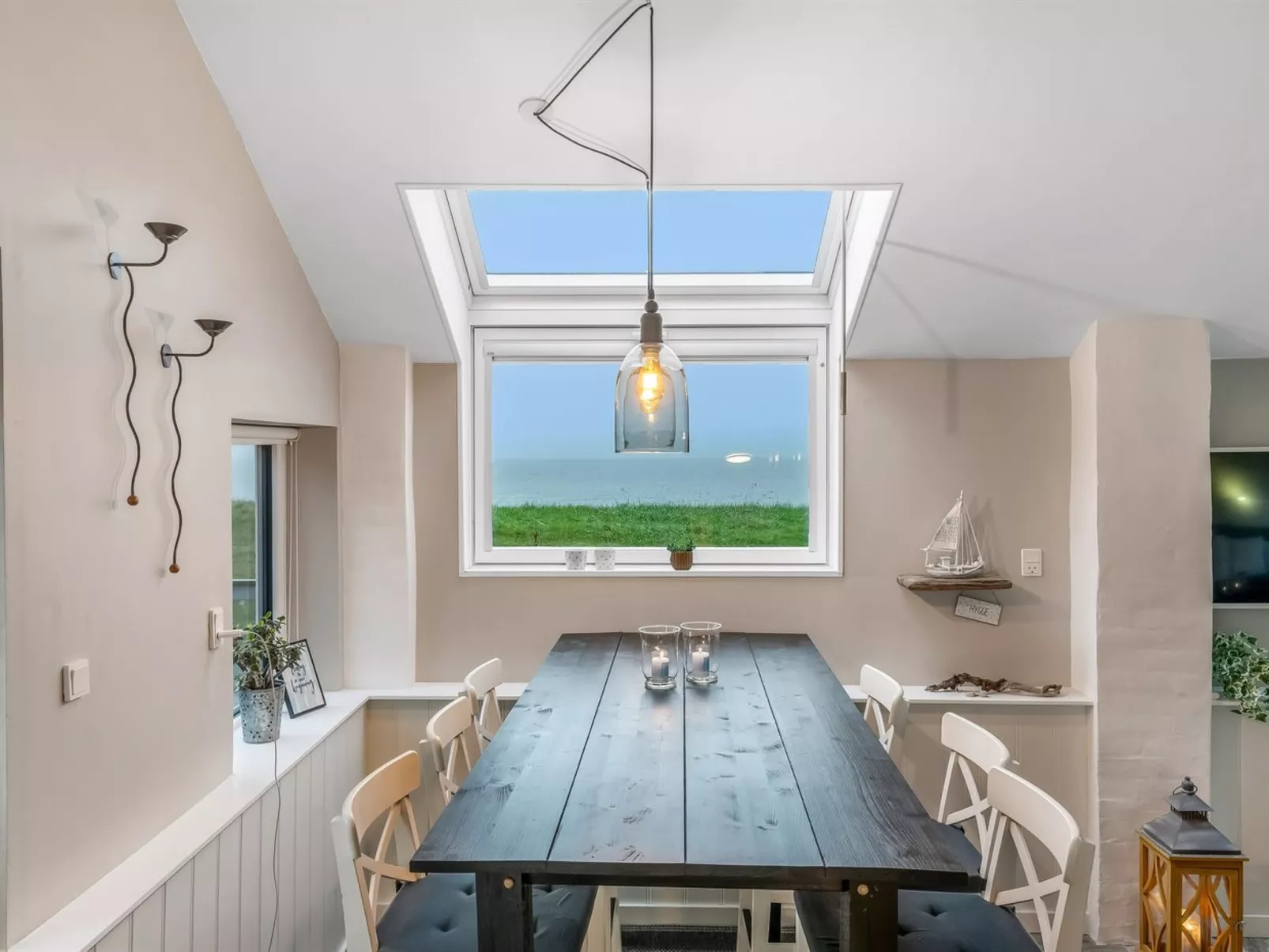 "Iwa" - 15m from the sea-Inside