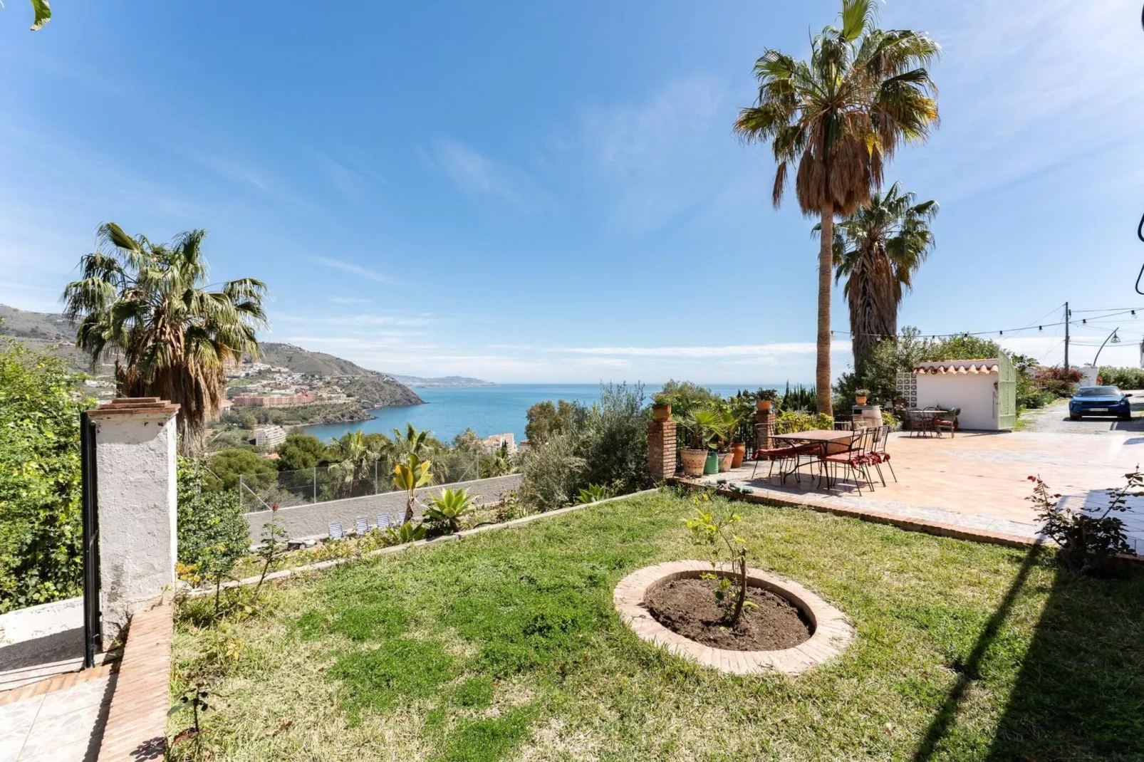 CT 269 GR - Faro's Sun Beach & More in Almuñecar-Gardens in summer