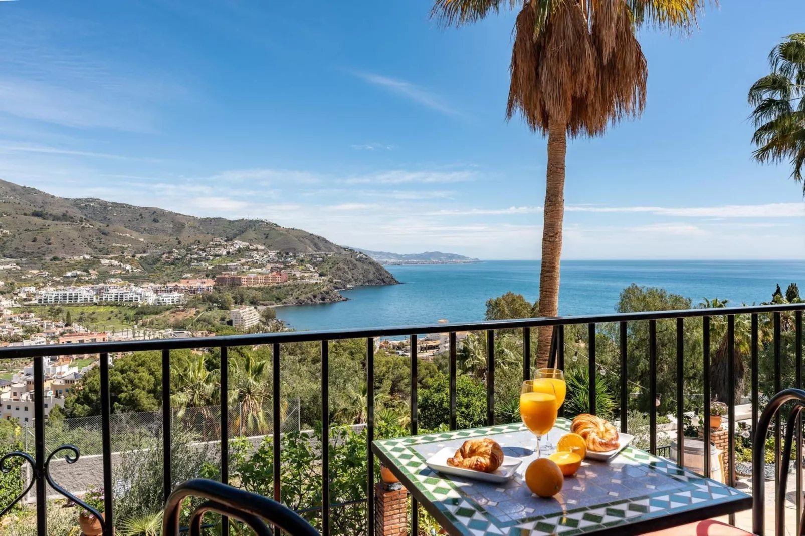 CT 269 GR - Faro's Sun Beach & More in Almuñecar-View in summer