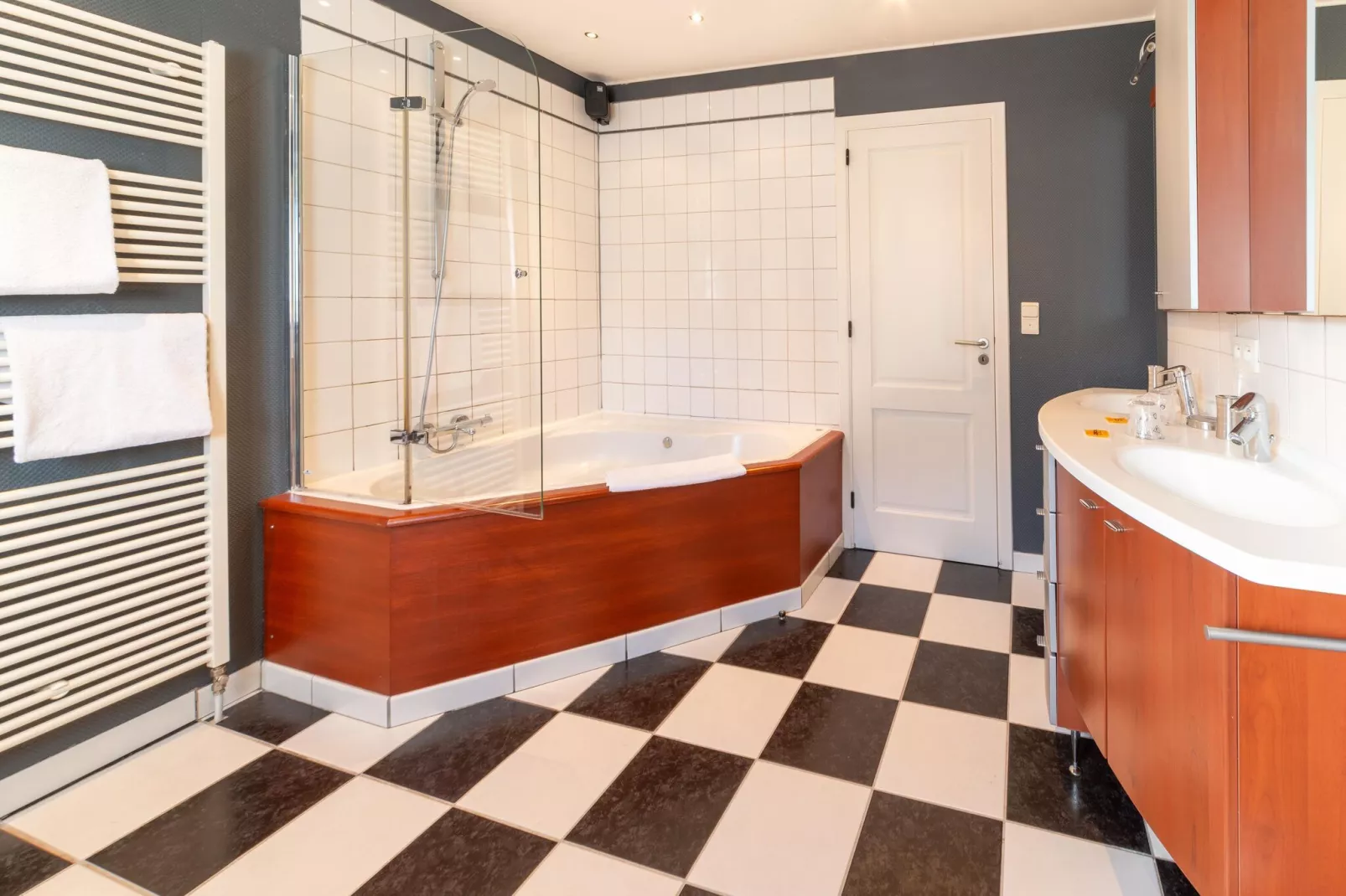 Villa White-Bathroom