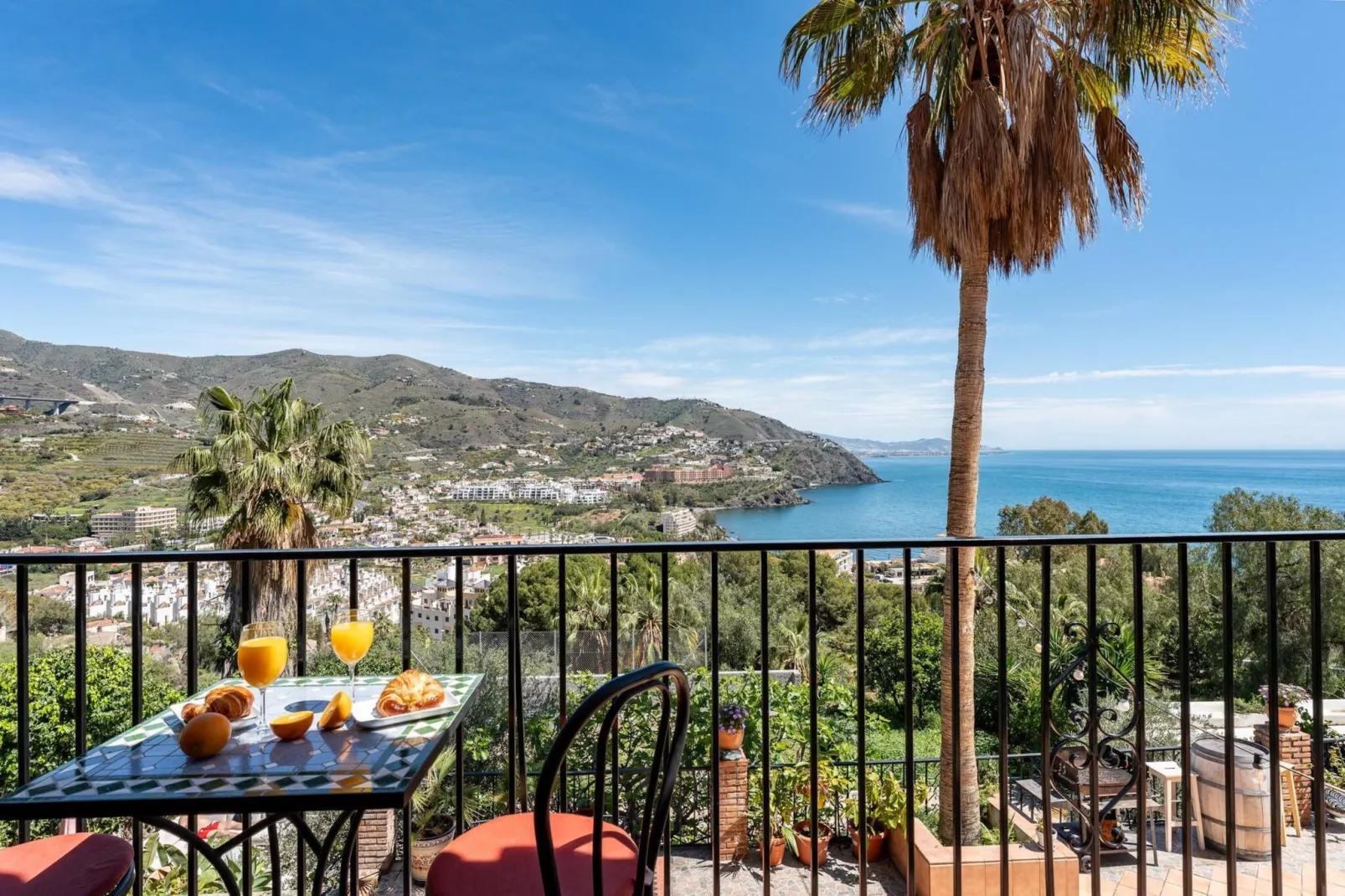 CT 269 GR - Faro's Sun Beach & More in Almuñecar-View in summer