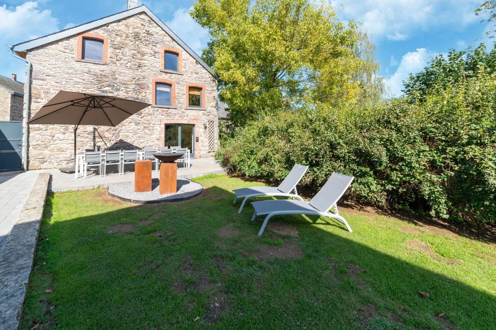 Le Relais Enchanteur-Exterior summer