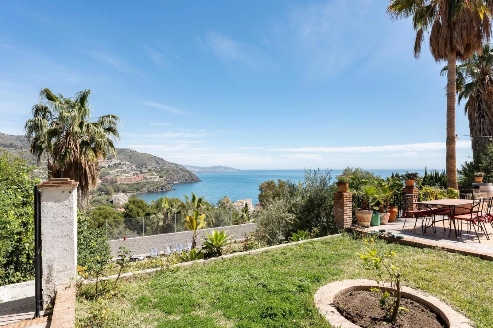 CT 269 GR - Faro's Sun Beach & More in Almuñecar-View in summer