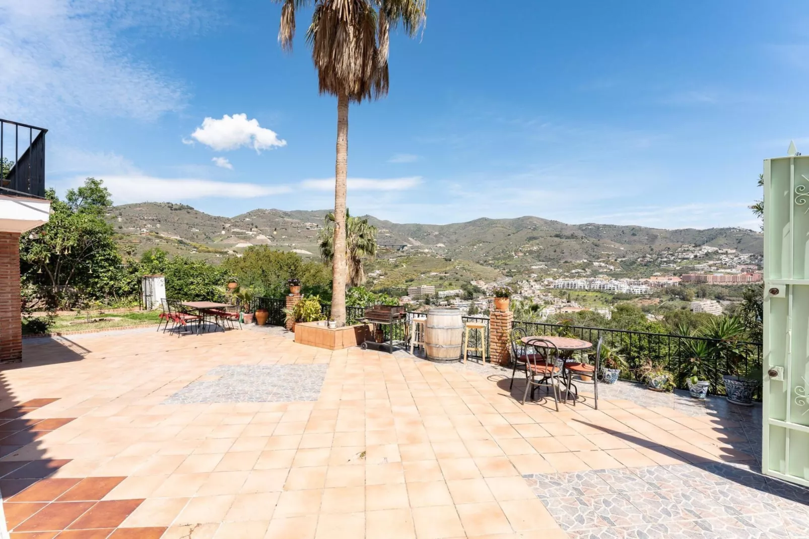 CT 269 GR - Faro's Sun Beach & More in Almuñecar-View in summer