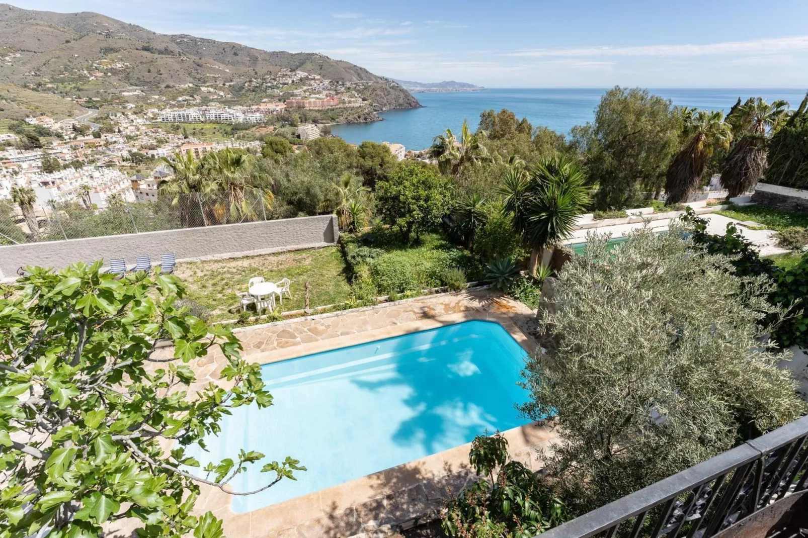 CT 269 GR - Faro's Sun Beach & More in Almuñecar-View in summer