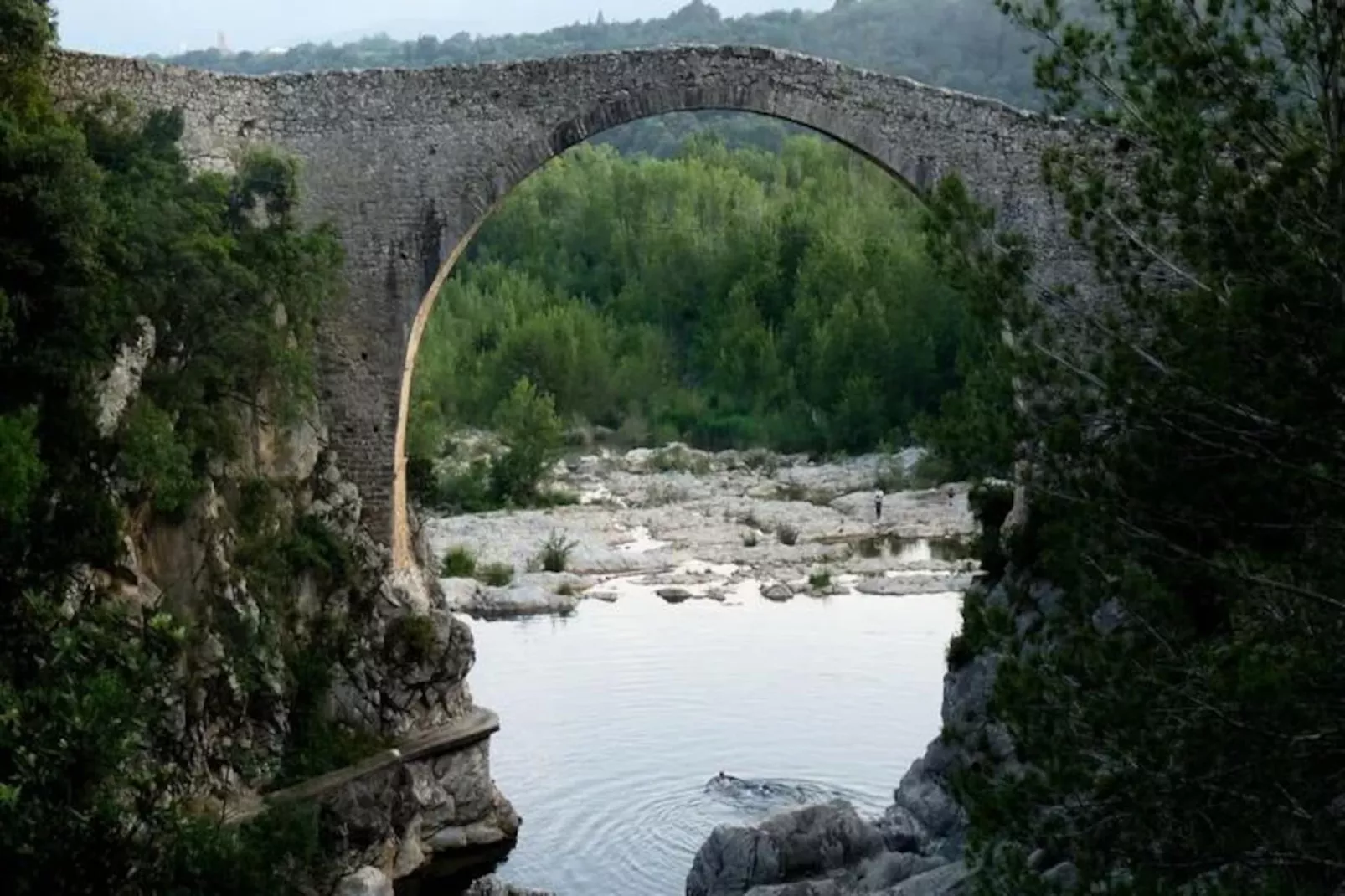 Appartements à Montagut i Oix-Nicht zugeordnet