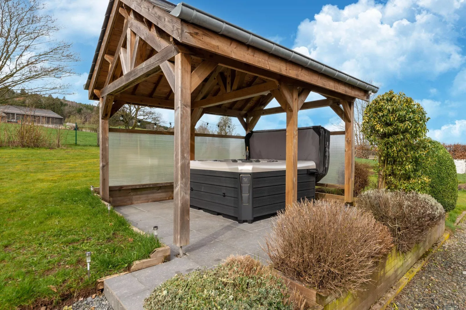 Charmante habitation à Lierneux pour 10 adultes avec Bains à remous-Gardens summer