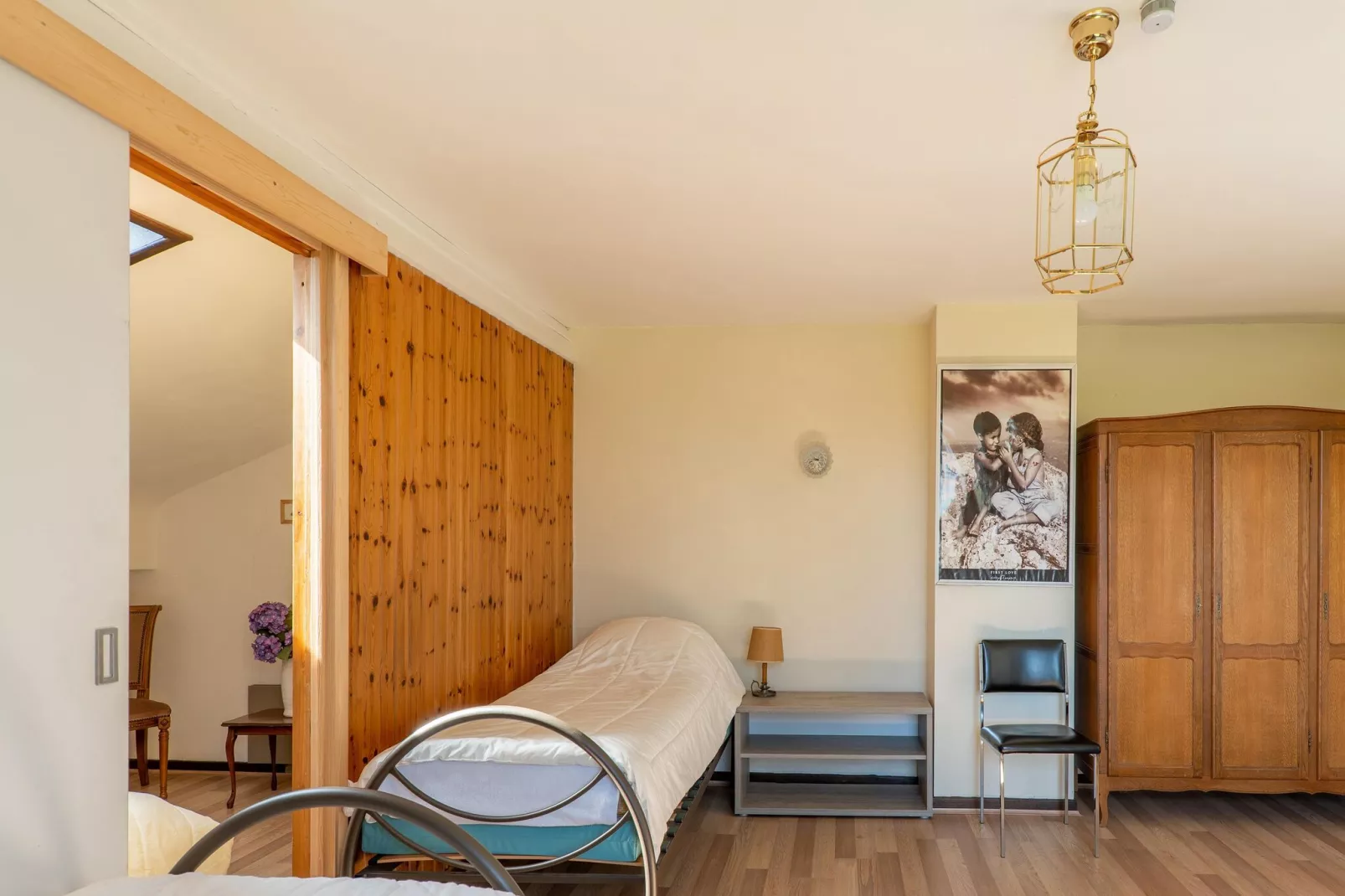 Les Hirondelle-Bedroom