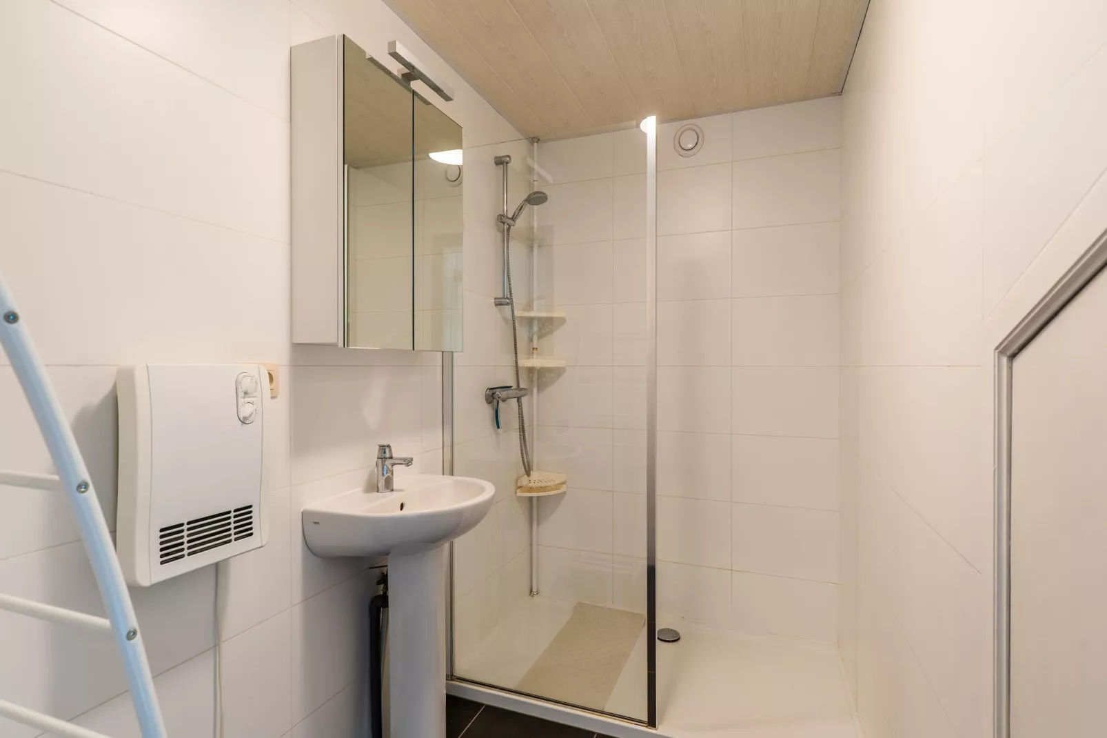 Les Hirondelle-Bathroom