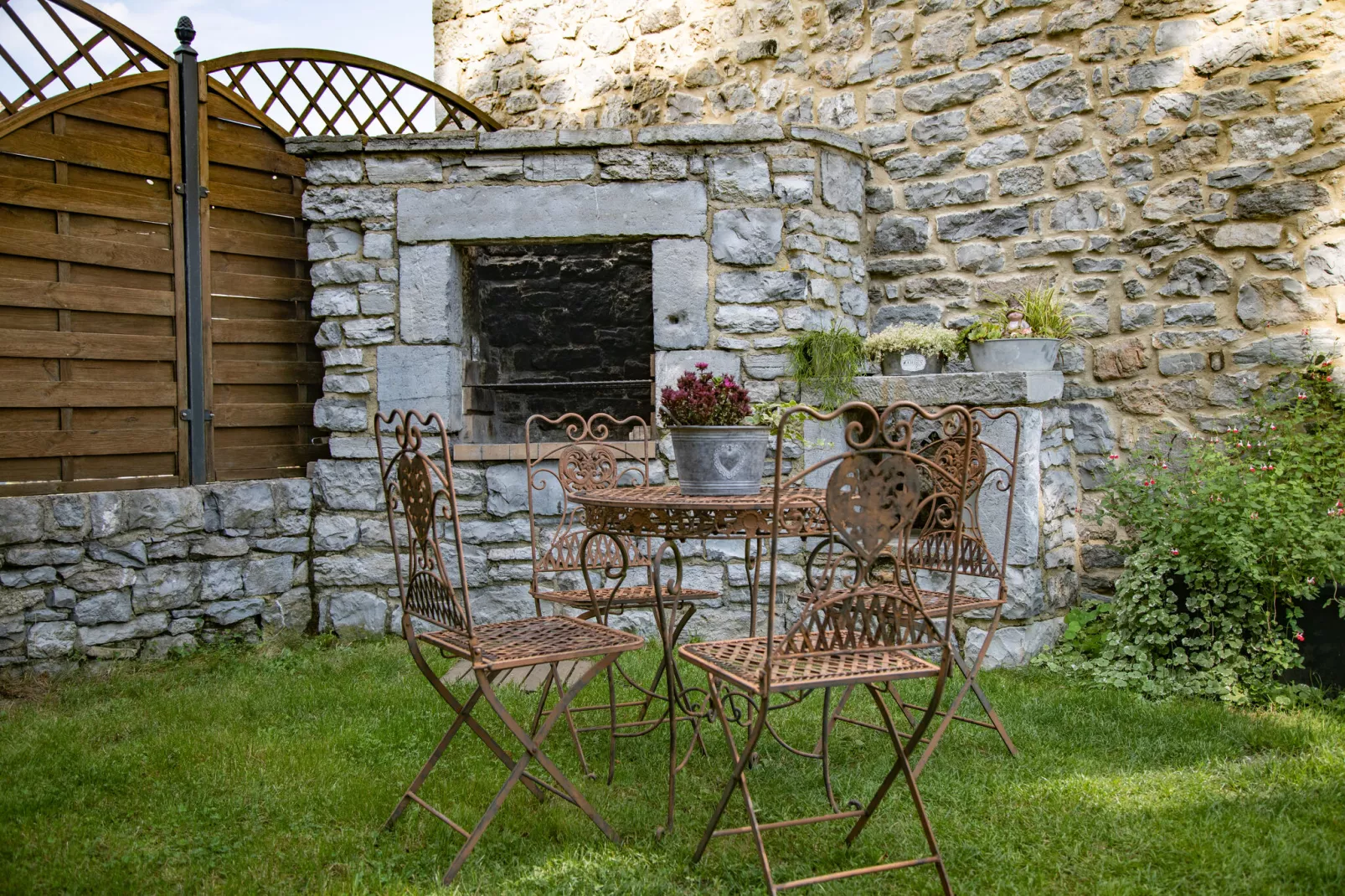 Le Grenier de Louise-Gardens summer