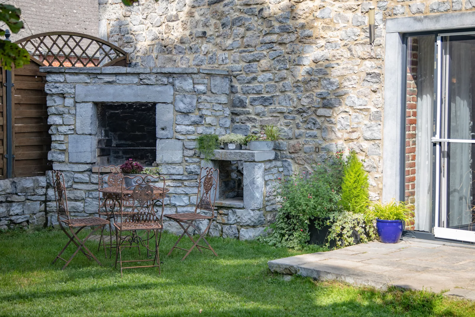Le Grenier de Louise-Gardens summer