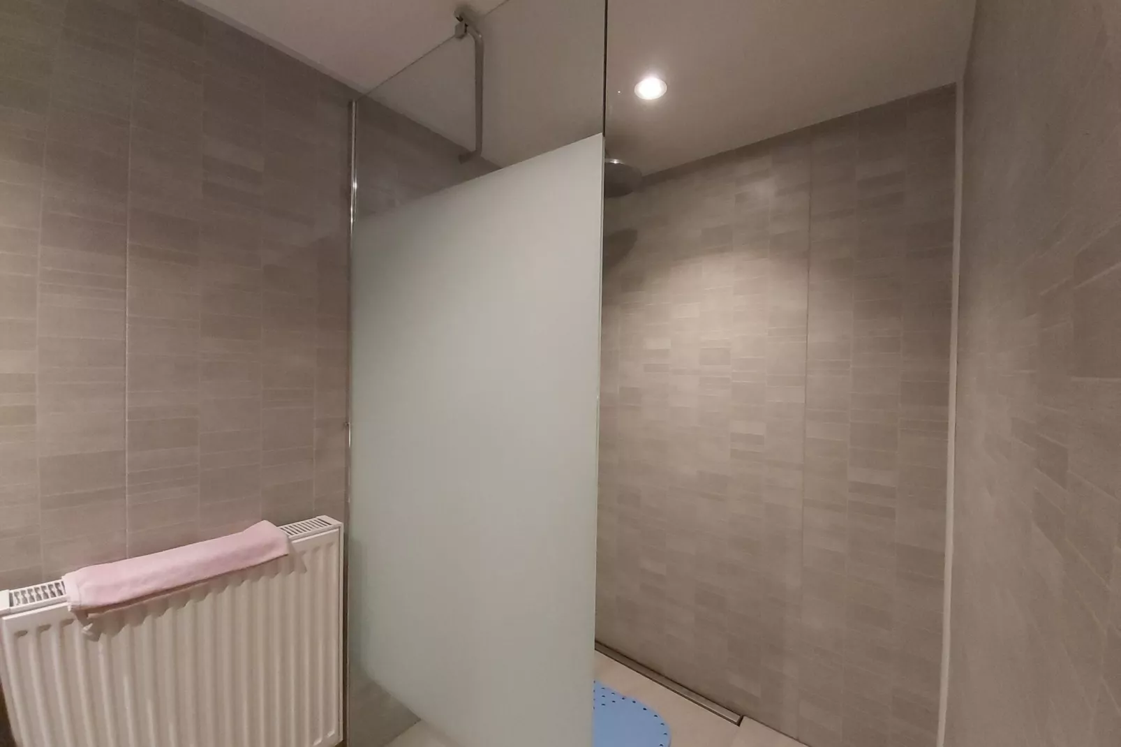 Les Hirondelles-Bathroom