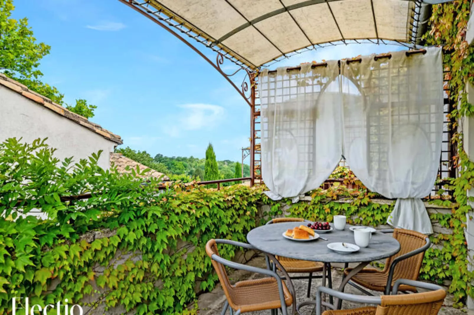 Loggia 7 Cypr&egrave;s | R&eacute;sidence Les Petitons