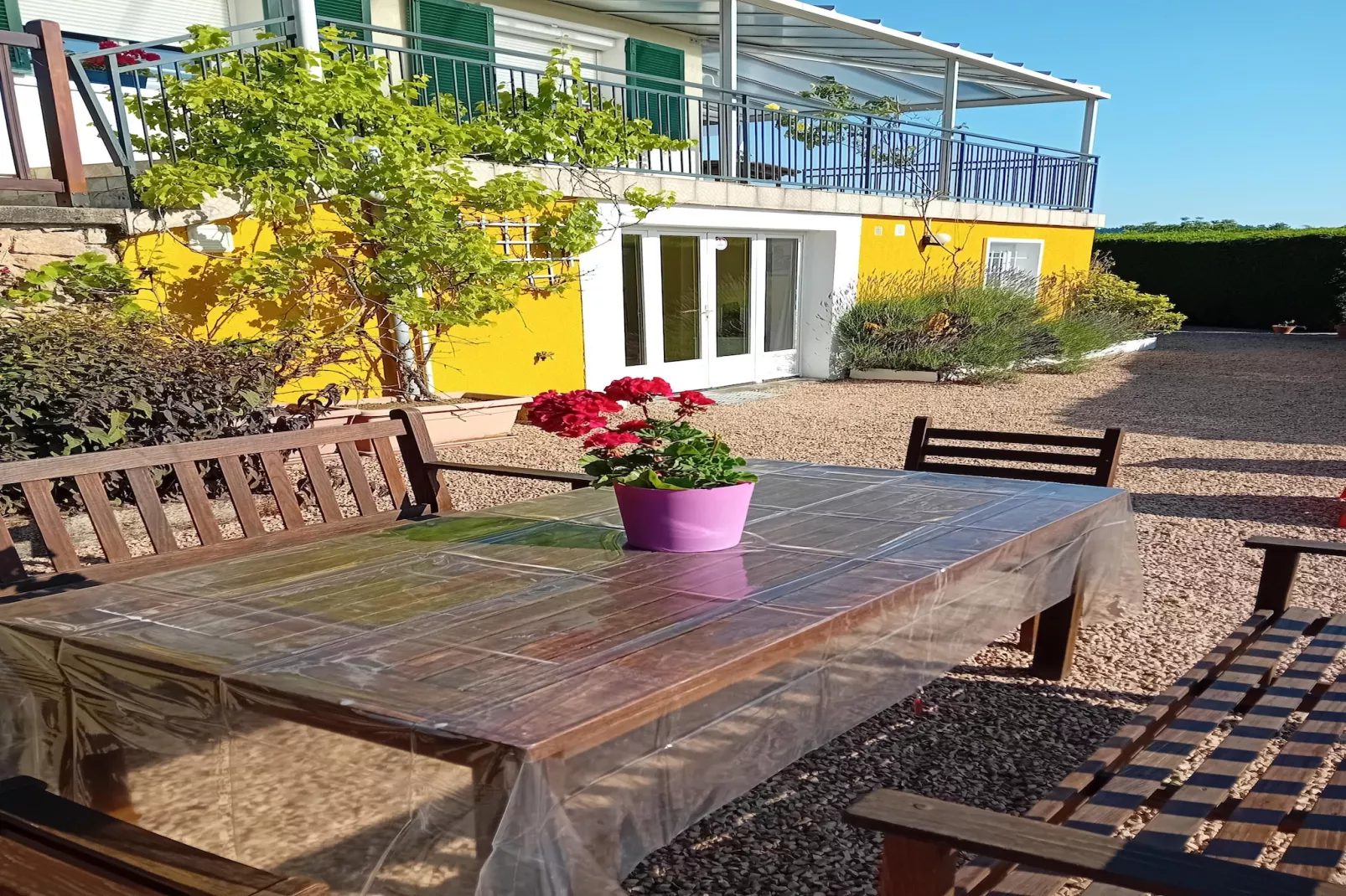 Vue de Pannecière-Außenbereich Sommer