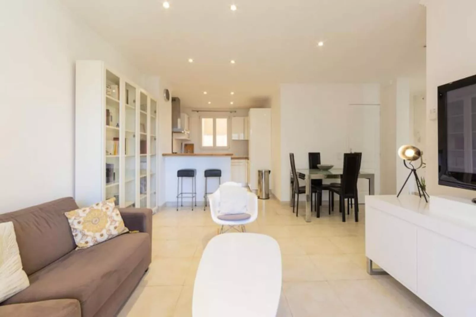 Résidence Robert Soleau Centre D'antibes, 3 Pièces Rénové Terrasse, Climatisation