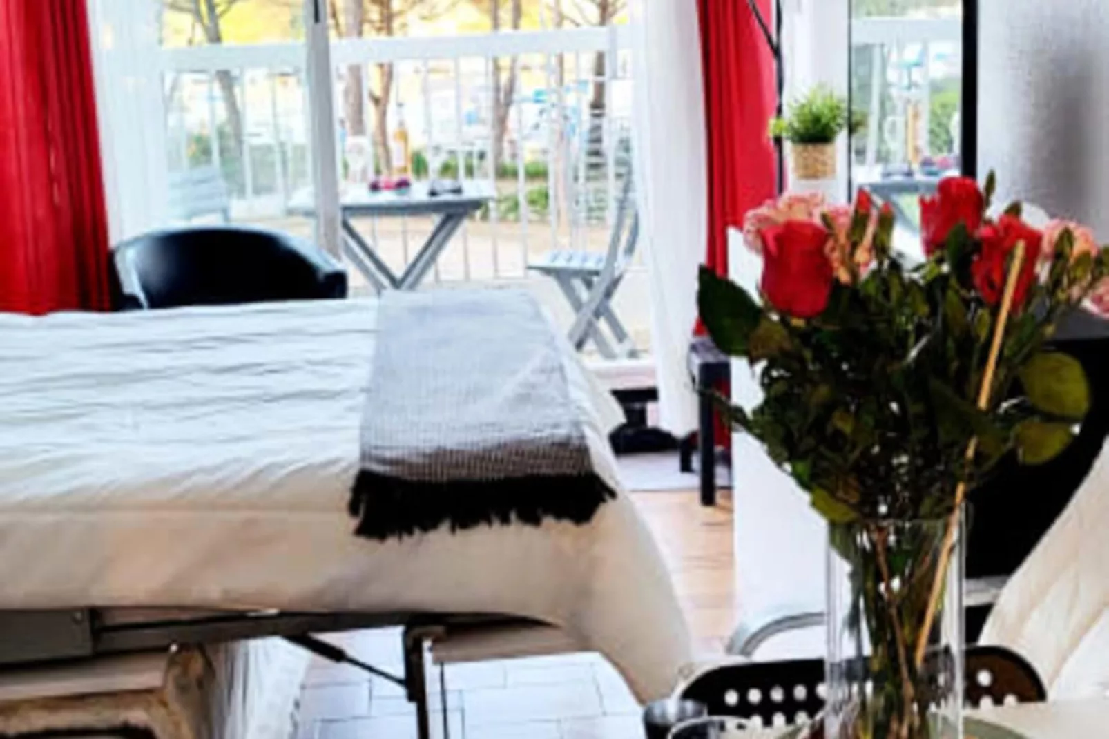 Résidence La Croisi&egrave;re : Vue Sur Les Bateaux, Balcon, R&eacute;nov&eacute;, Climatis&eacute;, Parking, .